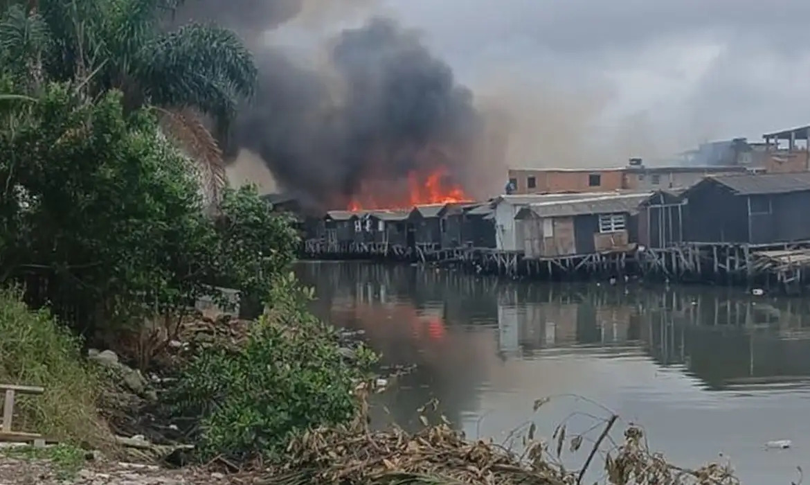 incendio atinge casas na regiao da zona noroeste
