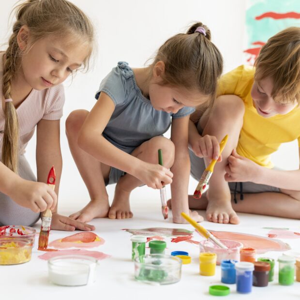 Crianças desenhando