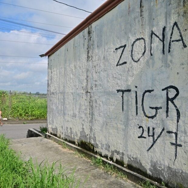 Um grafite em Guayaquil, no Equador, sinaliza o domínio da gangue Los Tiguerones na região - Foto: Marcos Pin/AFP