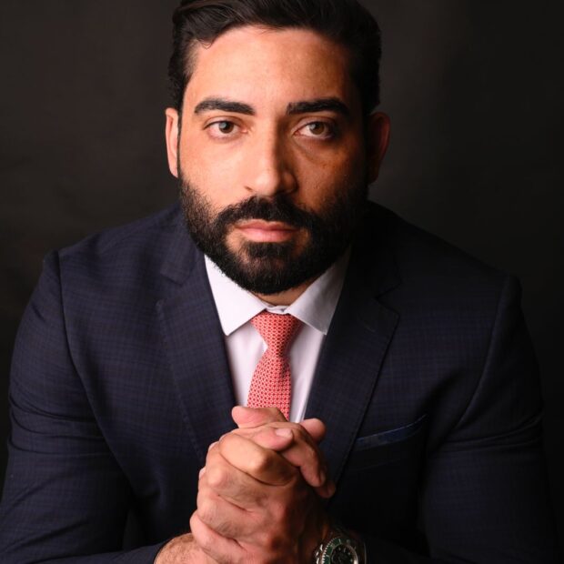 Regulamentação de influenciadores redefine obrigações legais no digital brasileiro Nova lei acelera profissionalização do mercado digital com análise de Tiago Juvêncio A sanção da lei que regulamenta influenciadores digitais no Brasil encerra definitivamente uma era de informalidade e inaugura um capítulo de maturidade institucional em um setor que explodiu nos últimos anos. Movimentando bilhões e moldando decisões de consumo em escala nacional, o mercado de conteúdo online operava até então sob legislações genéricas, sem enquadramento específico para suas dinâmicas únicas. Pela primeira vez, a atividade conquista status profissional formal, com balizas precisas que delimitam responsabilidades contratuais, civis e consumeristas. Escopo de entregas, prazos, remuneração, exclusividade e limites de responsabilidade ganham contornos objetivos, trocando inseguranças por previsibilidade jurídica total entre criadores, marcas e público.