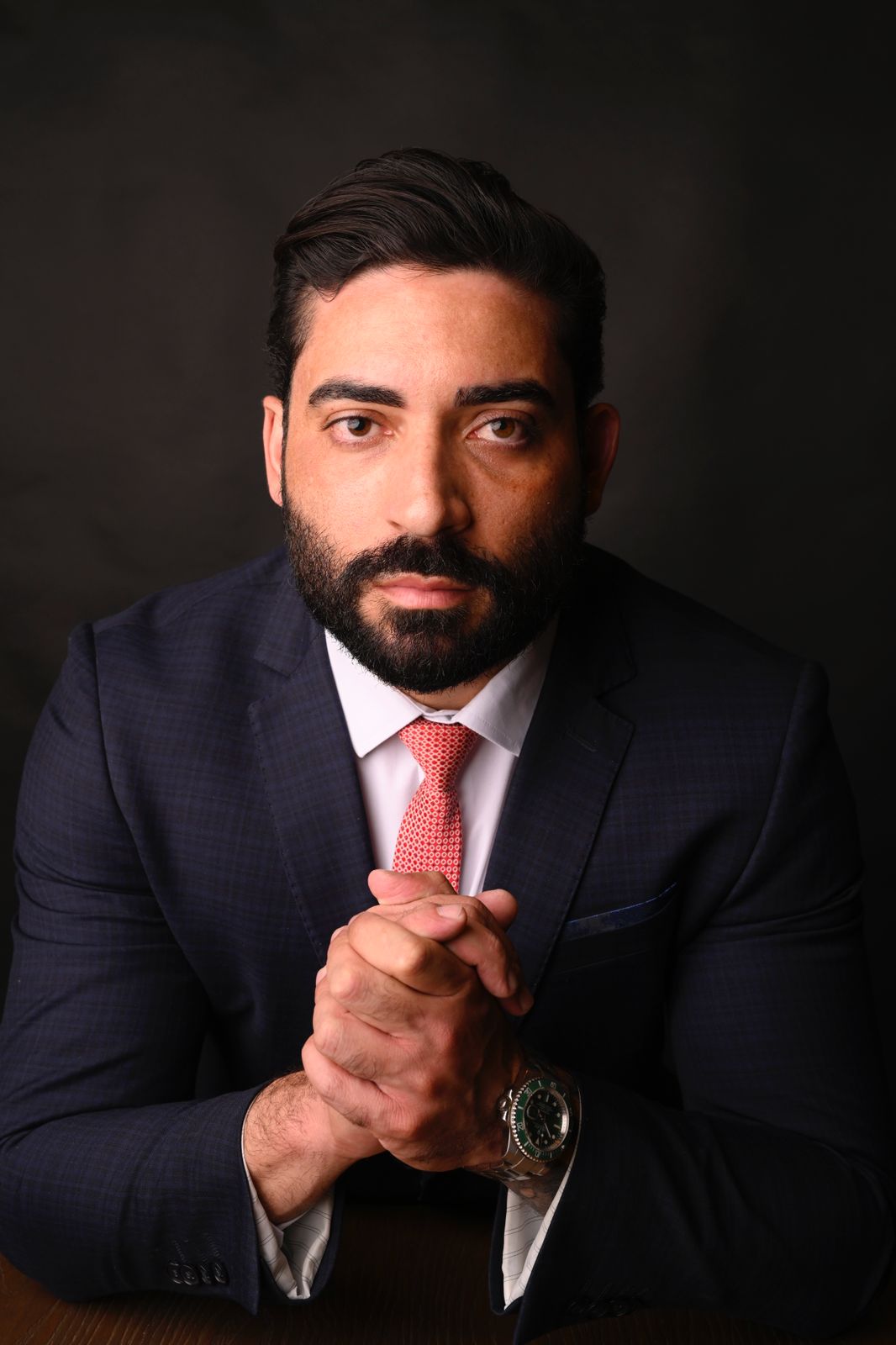 Regulamentação de influenciadores redefine obrigações legais no digital brasileiro Nova lei acelera profissionalização do mercado digital com análise de Tiago Juvêncio A sanção da lei que regulamenta influenciadores digitais no Brasil encerra definitivamente uma era de informalidade e inaugura um capítulo de maturidade institucional em um setor que explodiu nos últimos anos. Movimentando bilhões e moldando decisões de consumo em escala nacional, o mercado de conteúdo online operava até então sob legislações genéricas, sem enquadramento específico para suas dinâmicas únicas. Pela primeira vez, a atividade conquista status profissional formal, com balizas precisas que delimitam responsabilidades contratuais, civis e consumeristas. Escopo de entregas, prazos, remuneração, exclusividade e limites de responsabilidade ganham contornos objetivos, trocando inseguranças por previsibilidade jurídica total entre criadores, marcas e público.