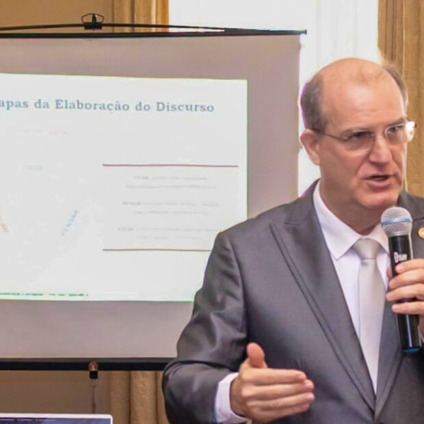 Jovens perdem poder de argumentação na era da IA e redes sociais Por Prof. Ivan Capdeville Jr., especialista em oratória e fundador do Instituto Grande Orador As transformações recentes no ambiente digital alteraram profundamente como os jovens pensam, escrevem e se posicionam em debates. O uso intensivo de ferramentas de inteligência artificial acelera processos criativos, mas desloca etapas essenciais da expressão humana, como percepção da realidade e organização de ideias. Argumentar bem exige coletar dados reais, estruturar pensamentos e enfrentar o contraditório com firmeza, algo que a tecnologia não substitui. Para o Prof. Ivan Capdeville Jr. fundador do Instituto Grande Orador, deixar o discurso pronto para máquinas fragiliza o pensamento jovem. “Isso não pode ser relegado à tecnologia sem consequências graves para a comunicação”, alerta ele.