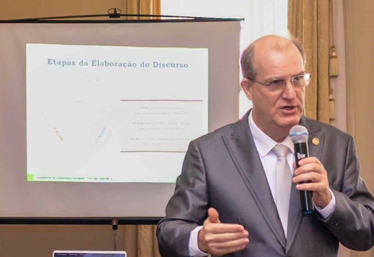 Jovens perdem poder de argumentação na era da IA e redes sociais Por Prof. Ivan Capdeville Jr., especialista em oratória e fundador do Instituto Grande Orador As transformações recentes no ambiente digital alteraram profundamente como os jovens pensam, escrevem e se posicionam em debates. O uso intensivo de ferramentas de inteligência artificial acelera processos criativos, mas desloca etapas essenciais da expressão humana, como percepção da realidade e organização de ideias. Argumentar bem exige coletar dados reais, estruturar pensamentos e enfrentar o contraditório com firmeza, algo que a tecnologia não substitui. Para o Prof. Ivan Capdeville Jr. fundador do Instituto Grande Orador, deixar o discurso pronto para máquinas fragiliza o pensamento jovem. “Isso não pode ser relegado à tecnologia sem consequências graves para a comunicação”, alerta ele.