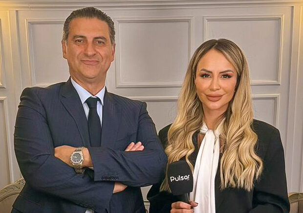 Perfil Clínico estreia com Priscilla Ávila e Dr. Romão Youssef no Pulsar Brasil Cirurgião plástico revela bastidores éticos em entrevista exclusiva gravada em cirurgia real O quadro Perfil Clínico, do Portal Pulsar Brasil, abriu oficialmente sua nova temporada com episódio de estreia marcado por conteúdo qualificado e relevância na área da saúde. A entrevista inaugural foi conduzida pela jornalista e editora-chefe Priscilla Ávila, que recebeu o cirurgião plástico Dr. Romão Youssef, profissional reconhecido nacionalmente por sua trajetória consolidada e atuação responsável na medicina brasileira. Com mais de duas décadas de carreira, Dr. Romão Youssef construiu um histórico expressivo na cirurgia plástica, sempre pautando sua prática por critérios técnicos rigorosos, segurança nos procedimentos e decisões clínicas alinhadas à ética médica mais elevada. Ao longo da entrevista franca e aprofundada, o médico compartilha sua visão madura sobre responsabilidade clínica, experiência profissional acumulada e os pilares fundamentais que sustentam sua atuação ética ao longo de todos esses anos de sucesso.