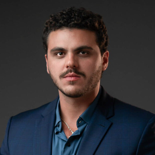 Medicamentos para emagrecimento avançam no tratamento da obesidade, com novas terapias como a retatrutida mostrando resultados promissores. Dr. Murillo Abdalla alerta para os riscos do uso sem orientação e da circulação de produtos falsificados. Conheça os avanços científicos e os cuidados essenciais no novo cenário do emagrecimento.