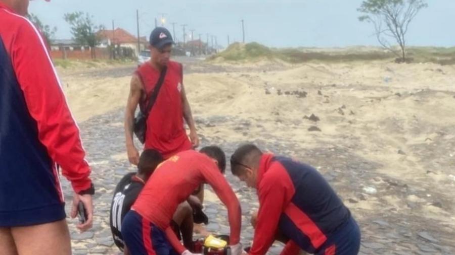 homem morre após ser atingido por raio em praia do rs