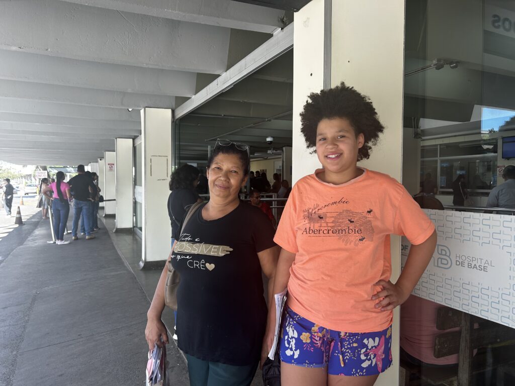 sueli nunes, 50 anos, auxiliar de serviços gerais e a neta, alice nunes, de 10 anos créditos daniel xavier jornal de brasília