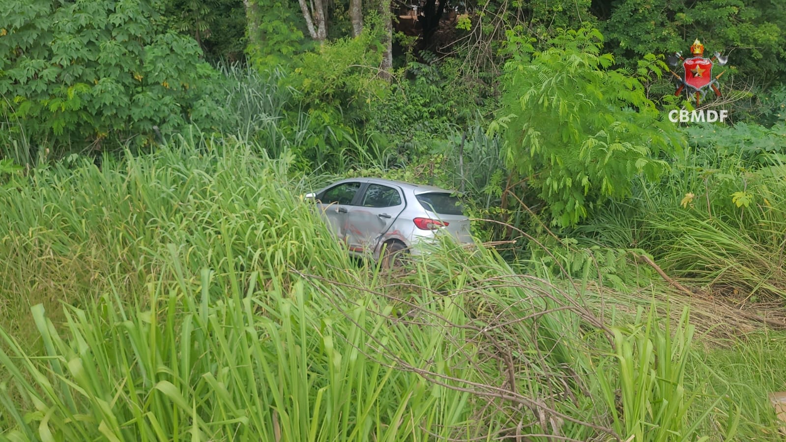 Colisão entre carro e caminhão deixa motorista ferido na Candangolândia