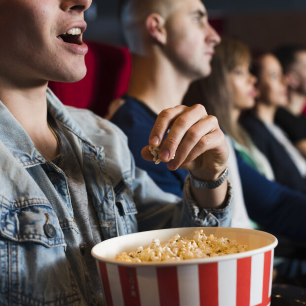 cinema pessoas pipoca