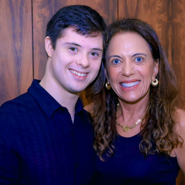 Gracinha Caiado e João Vitor constroem futuro inclusivo juntos Encontro histórico no Palácio das Esmeraldas revela poder transformador da conexão humana Aconteceu algo especial que vai além das agendas oficiais no Palácio das Esmeraldas em Goiânia, Gracinha Caiado abriu as portas para João Vitor de Paiva num encontro sincero sobre o que realmente importa: inclusão que transforma vidas. Foi uma troca de olhares, ideias e sobretudo corações comprometidos com um futuro mais justo.