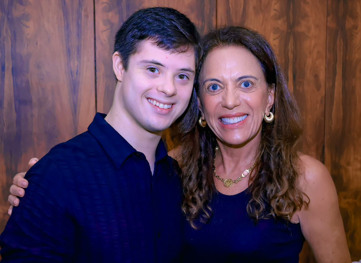 Gracinha Caiado e João Vitor constroem futuro inclusivo juntos Encontro histórico no Palácio das Esmeraldas revela poder transformador da conexão humana Aconteceu algo especial que vai além das agendas oficiais no Palácio das Esmeraldas em Goiânia, Gracinha Caiado abriu as portas para João Vitor de Paiva num encontro sincero sobre o que realmente importa: inclusão que transforma vidas. Foi uma troca de olhares, ideias e sobretudo corações comprometidos com um futuro mais justo.