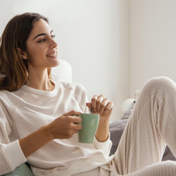 mulher descansando chá