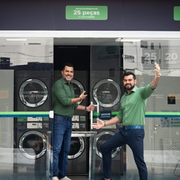 O mercado de franquias brasileiro fatura alto e cresce firme, mas eficiência operacional segue como grande obstáculo estratégico. Dados setoriais mostram: inovação é meta nas convenções, mas só 13% das redes usam IA parcialmente e apenas 9% de forma completa na gestão. Há um abismo tech que separa escaláveis dos estagnados. A automação de atendimento lidera esses avanços: chatbots e voicebots cortam 40% no tempo de resposta em redes grandes, revolucionando a experiência do cliente e os custos das franqueadoras. A Lavanderia 60 Minutos brilha nessa corrida digital, indo além de serviços para criar Ikli, braço tech próprio. Sistemas de IA e voz processam 1,5 milhão de atendimentos mensais sozinhos, zerando centrais físicas caras para 890 unidades nacionais. O atendimento agora roda 24 horas, sem limite comercial, com suporte contínuo em escala gigante. "Cliente rejeita filas, menus confusos ou horários fixos. IA entrega velocidade e padrão para gerir 1,5 milhão de usuários de forma humana, ágil e sem papelada", diz Isaelson Oliveira, CEO Grupo Hi.