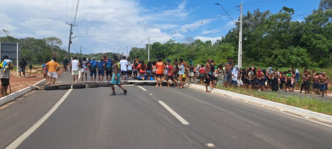 indígenas bloqueiam acesso a aeroporto de santarém