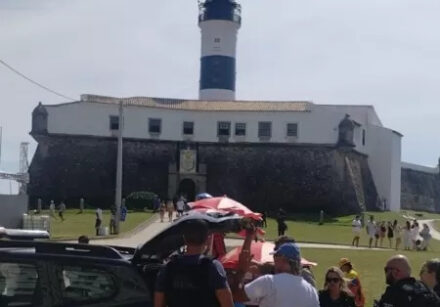 dupla é presa por usar pintura corporal para extorquir turistas em salvador (1)