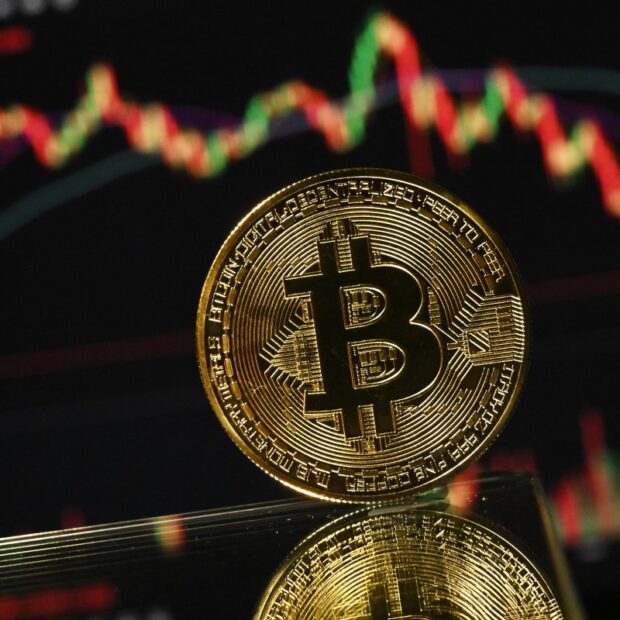 le bitcoin repasse sous les 70.000 dollars, une première depuis l'élection de trump