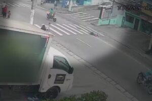 homem empinando moto atropela mulher em faixa de pedestre em sp (1)