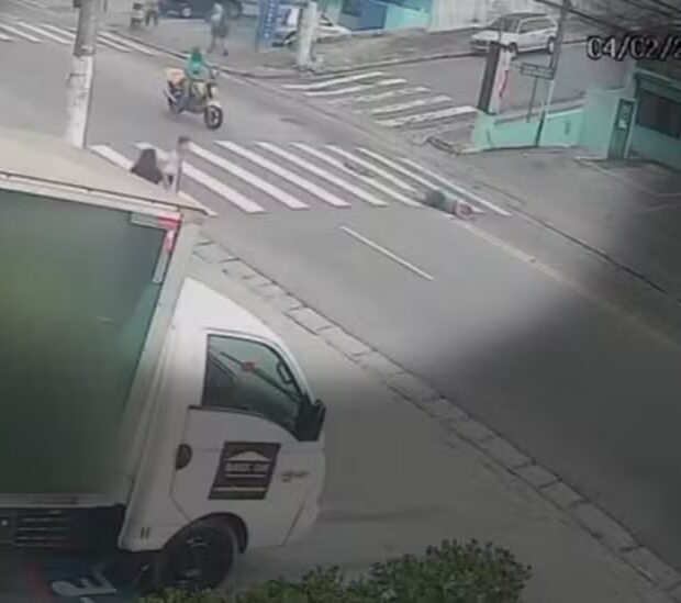 homem empinando moto atropela mulher em faixa de pedestre em sp (1)