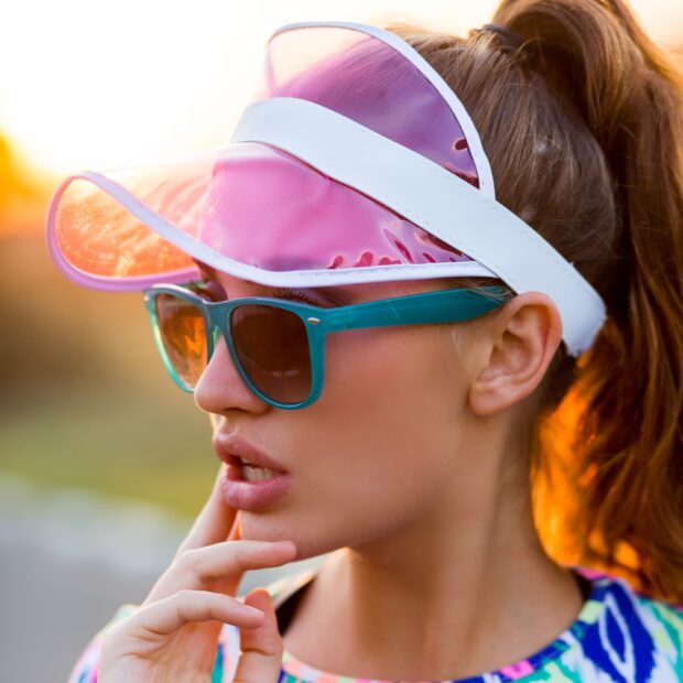 moça viseira e oculos de sol