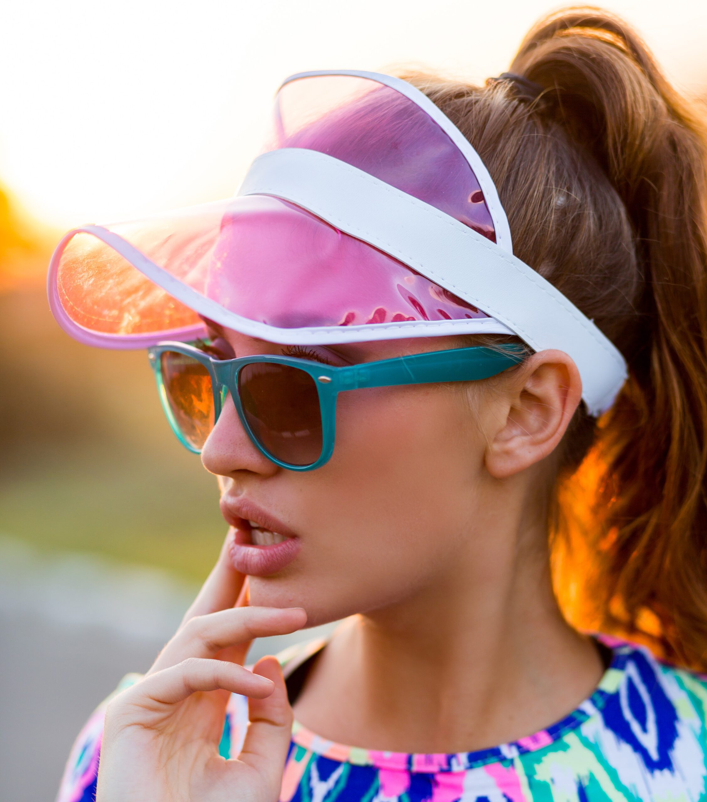 moça viseira e oculos de sol