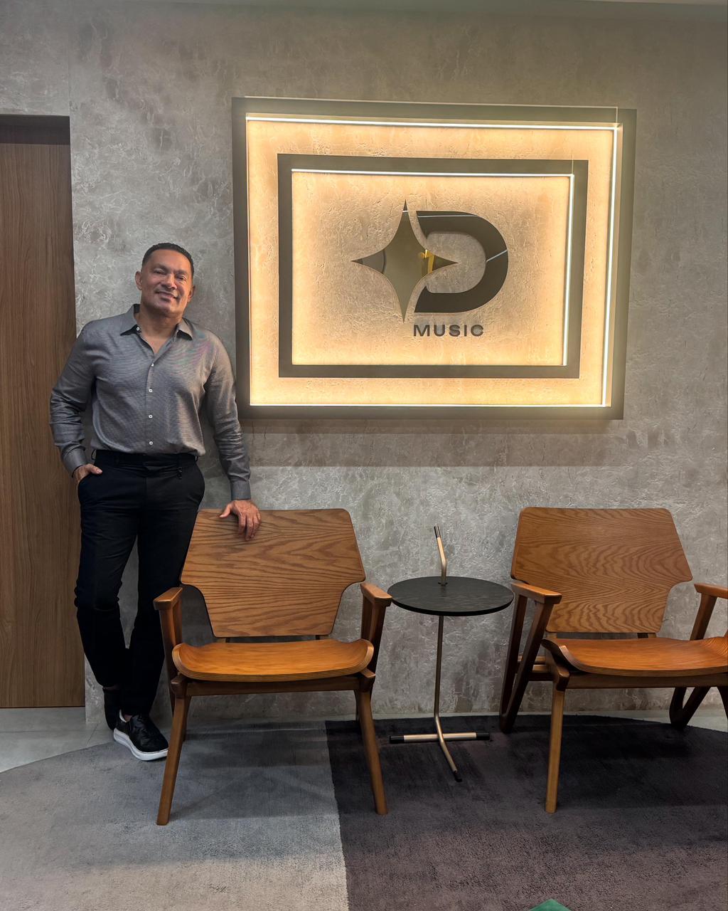 Duettos Music chega ao Nordeste e reposiciona show business Sob liderança de Toninho Duettos, região vira epicentro de decisões estratégicas no entretenimento nacional A Duettos Music anuncia oficialmente sua chegada ao Nordeste, estabelecendo um novo tempo para o mercado da música e do entretenimento no país. Mais do que uma simples expansão geográfica, o movimento representa um reposicionamento estratégico que redefine fluxos, decisões e protagonismos no show business brasileiro. Sob a liderança de Toninho Duettos, um dos maiores empresários do sertanejo, nasce a Duettos Nordeste, colocando a região no centro do tabuleiro .