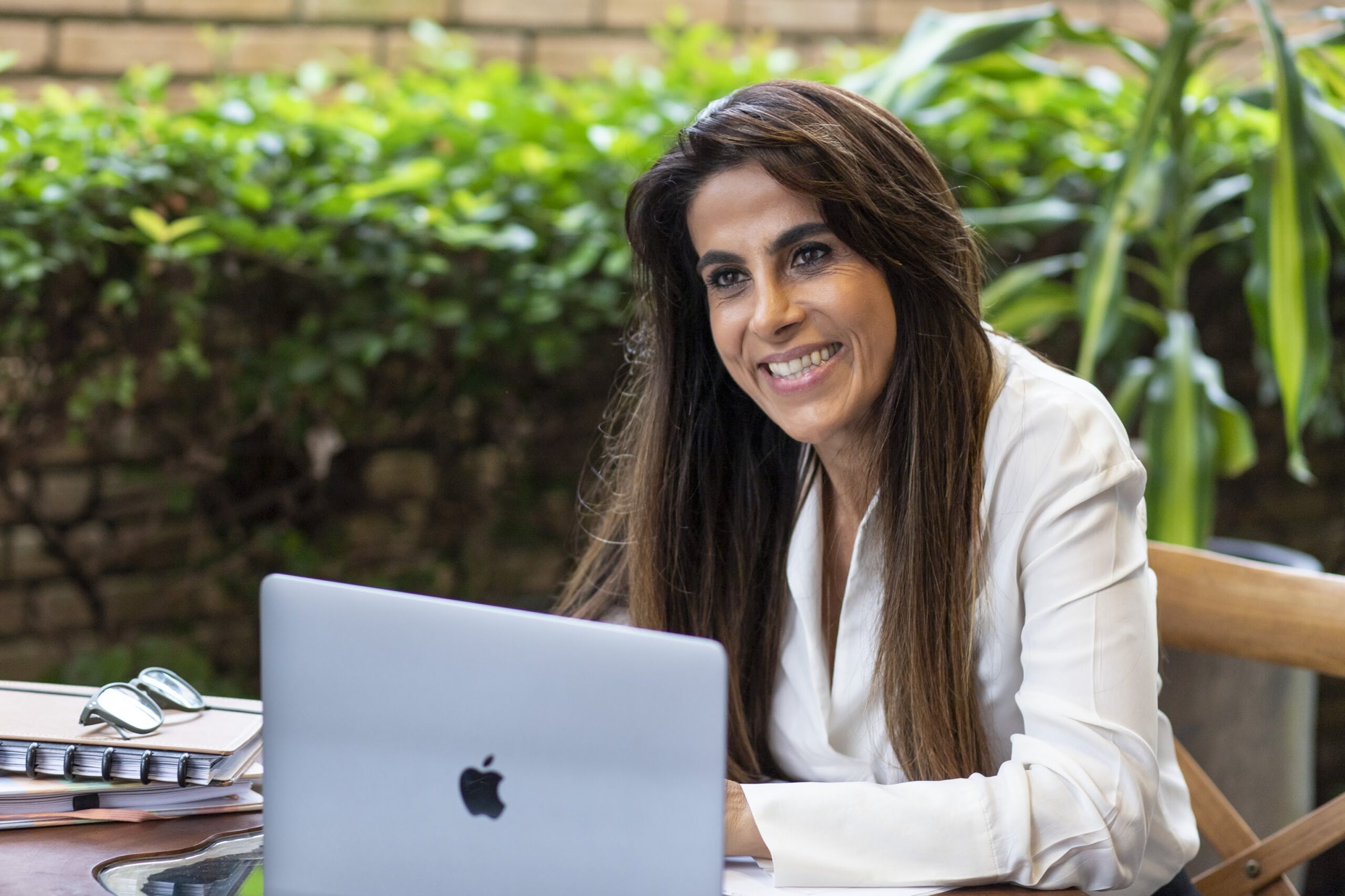 Surama Jurdi revela método testado em 2.000 empresas e US$ 51,83 bi em exportações Expandir pro exterior assusta, mas os números impressionam: as exportações brasileiras de serviços bateram US$ 51,83 bilhões no último ano, sendo 65% digitais direcionadas aos Estados Unidos. A maioria das PMEs, porém, trata internacionalização como simples tradução do site, erro fatal, segundo Surama Jurdi, CEO da Surama Jurdi Academy que formou 4.500 líderes em 12 países. "Não é traduzir, é reconstruir completamente: processos, comunicação, mentalidade", afirma a especialista com 20 anos de experiência global.