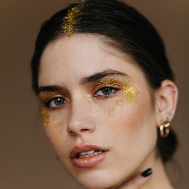 mulher glitter maquiagem carnaval