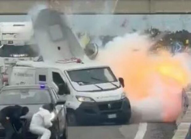 assaltantes explodem carro forte italia2