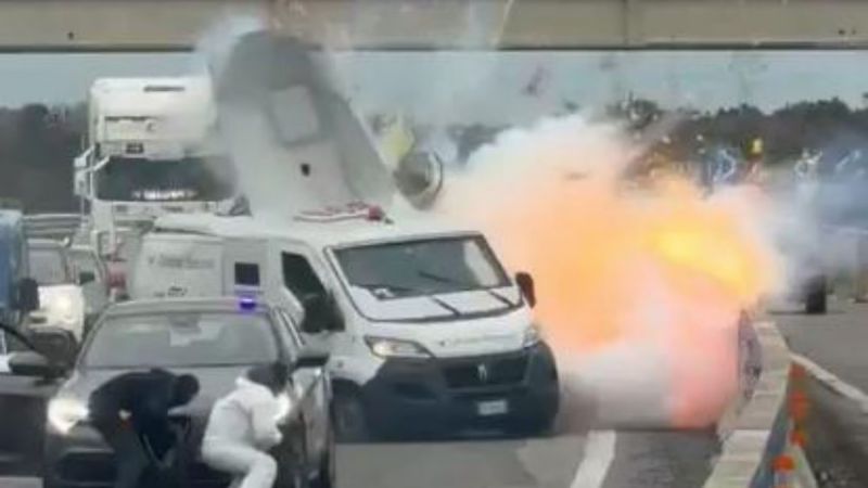 assaltantes explodem carro forte italia2