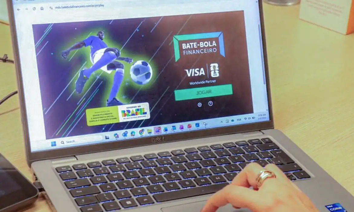 Ferramenta usa futebol para ensinar finanças a famílias no CadÚnico