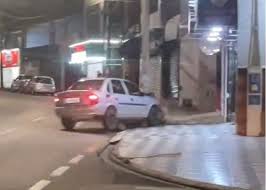 bebê de 2 anos cai de carro em movimento