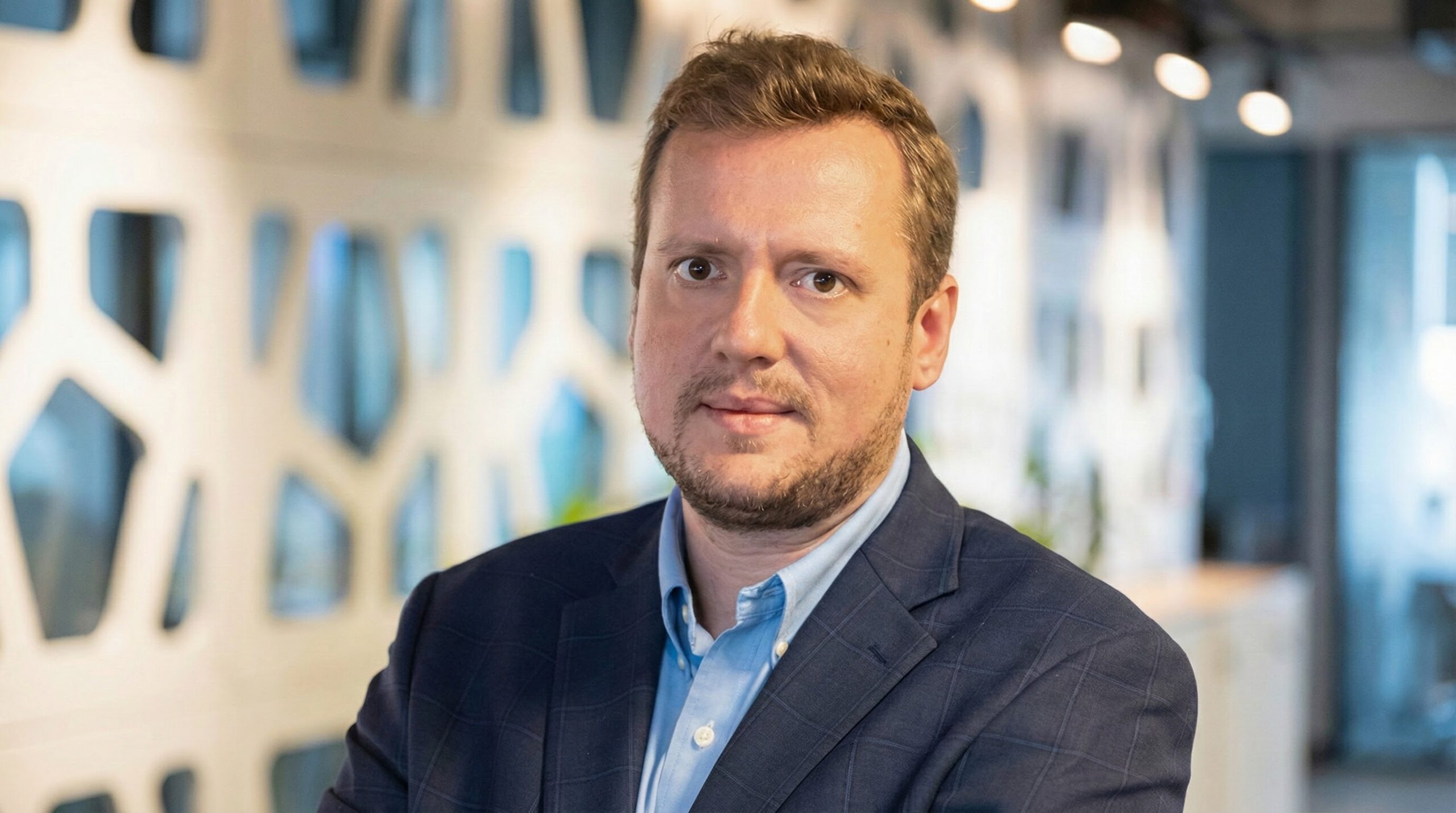 2026 impõe novo ritmo à construção civil brasileira Balanço de 2025 feito pela AltoQi revela como tecnologia, dados e método deixaram de ser tendência e viraram critério de sobrevivência Você já suou frio com obra atrasada, orçamento explodindo e cliente no WhatsApp furioso? Em 2026, isso não é "azar da construção": é falência pura. Produtividade, previsibilidade e controle deixaram de ser luxo para virar oxigênio básico do mercado. Pressões de 2025, prazos rígidos, dados crus, forçaram a barra: SINAPI/IBGE (set/2025) registra custo médio R$ 1.872,24/m², alta de R$ 99,04 vs 2024. Atrasos, desperdícios e projetos desconectados do canteiro sangraram caixas. Felipe Althoff, CEO da AltoQi de Florianópolis - SC, 36 anos, líder em tech para engenharia, cutuca a ferida real: "Não discutimos mais se tech é precisa, é como aplicá-la técnica, integrada e mensurável. Quem não organizou, sentiu no prazo, orçamento e previsibilidade." 2025 testou no fogo: BIM (Modelagem da Informação da Construção) pulou de slides para decisões reais de projeto e execução. A gestão digital virou ferramenta de vida ou morte. Mas o BIM Fórum Brasil alerta: 70% das construtoras e incorporadoras avançam lentamente na digitalização.