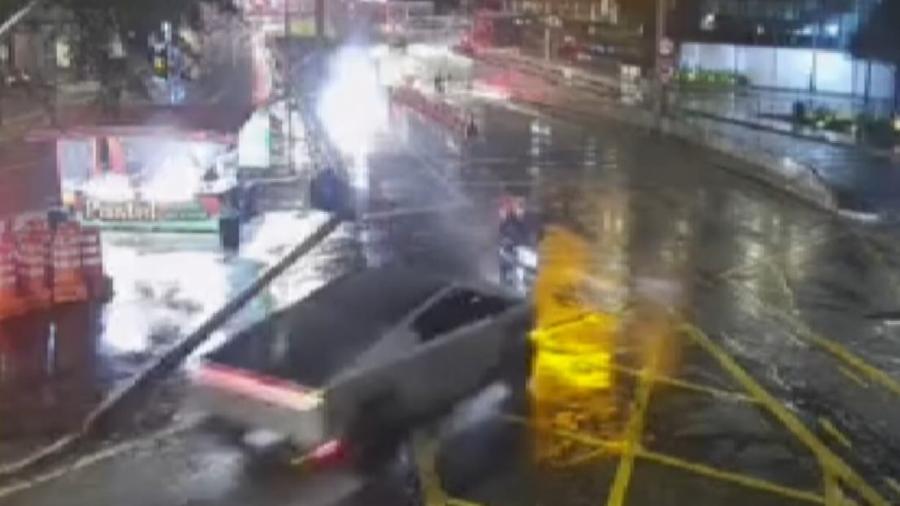 motociclista morre em acidente envolvendo um carro tesla cybertruck em sp