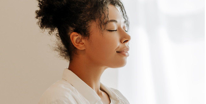 Mulher meditando