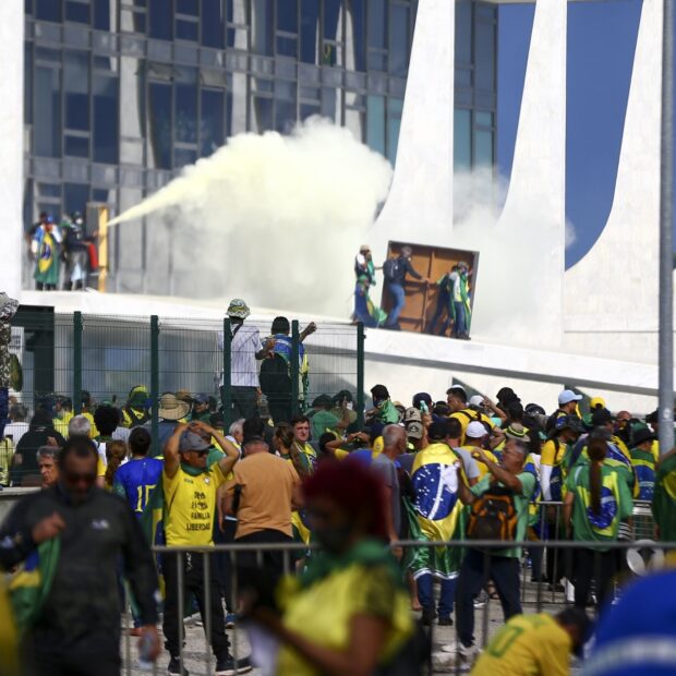 manifestantes invadem congresso, stf e palácio do planalto.