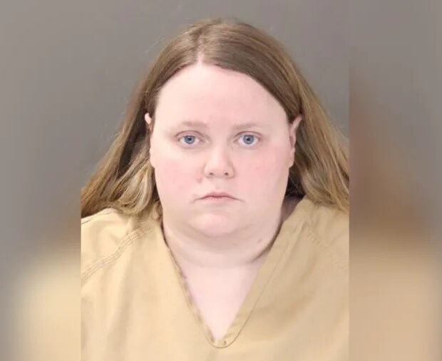 mãe é presa acusada de injetar fezes no soro do filho em hospital dos eua