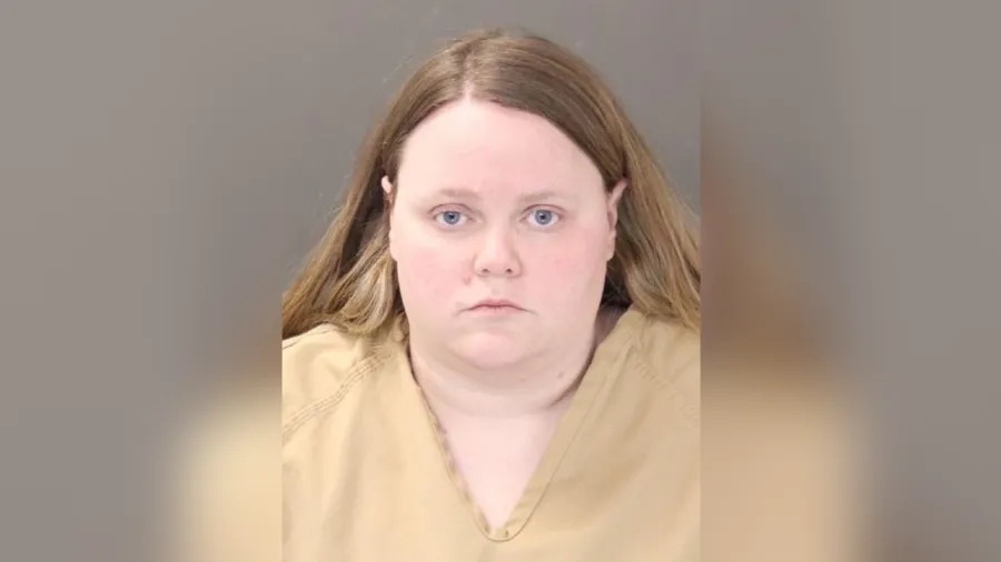 mãe é presa acusada de injetar fezes no soro do filho em hospital dos eua