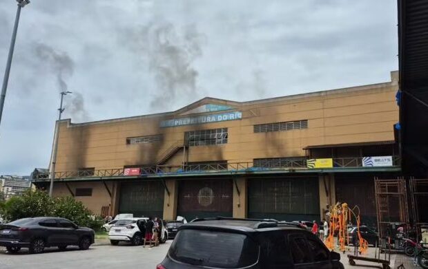 barracao grande rio cidade do samba rio de janeiro