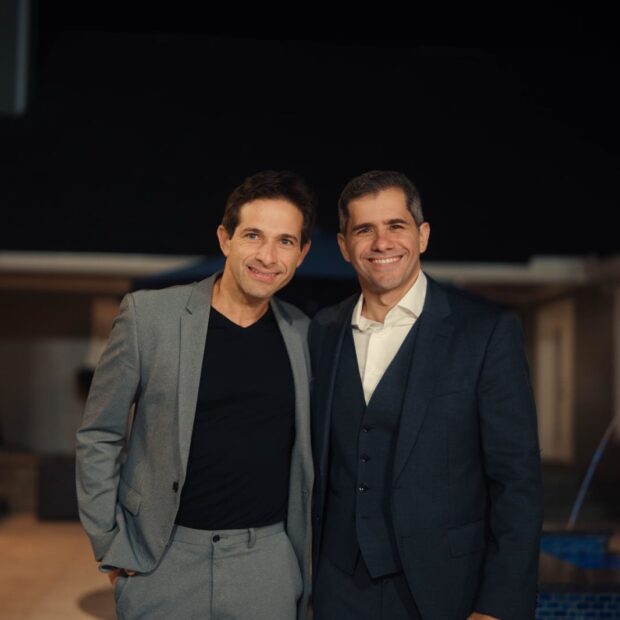 Decisões sem emoção: o maior risco interno dos negócios Empreendedores com 20 anos de experiência nos Estados Unidos, os irmãos André e Raphael Carvalho trazem um alerta transformador para o cenário competitivo de 2026: o maior risco para a continuidade dos negócios não mora no mercado instável, na concorrência feroz ou nas crises econômicas passageiras. Ele habita a mente do próprio líder. Segundo o Sebrae, 23% das empresas fecham em 1 ano e 60% em 5 anos por falhas gerenciais internas, como falta de maturidade emocional (Sebrae, 2025 Panorama MPE). Quantos empresários, em cidades como Brasília ou São Paulo, culpam fatores externos por prejuízos, quando a raiz profunda está na falta de inteligência emocional e na ausência de uma estrutura organizacional sólida? André Carvalho, um dos irmãos, aponta o cerne do problema: a falta de controle emocional e autoconhecimento. "O empresário muitas vezes decide errado porque não sabe gerenciar suas emoções. Nem toda decisão rápida é estratégica. Muita coisa que ele chama de visão é, na verdade, medo de perder, de ficar para trás ou de errar", explica.