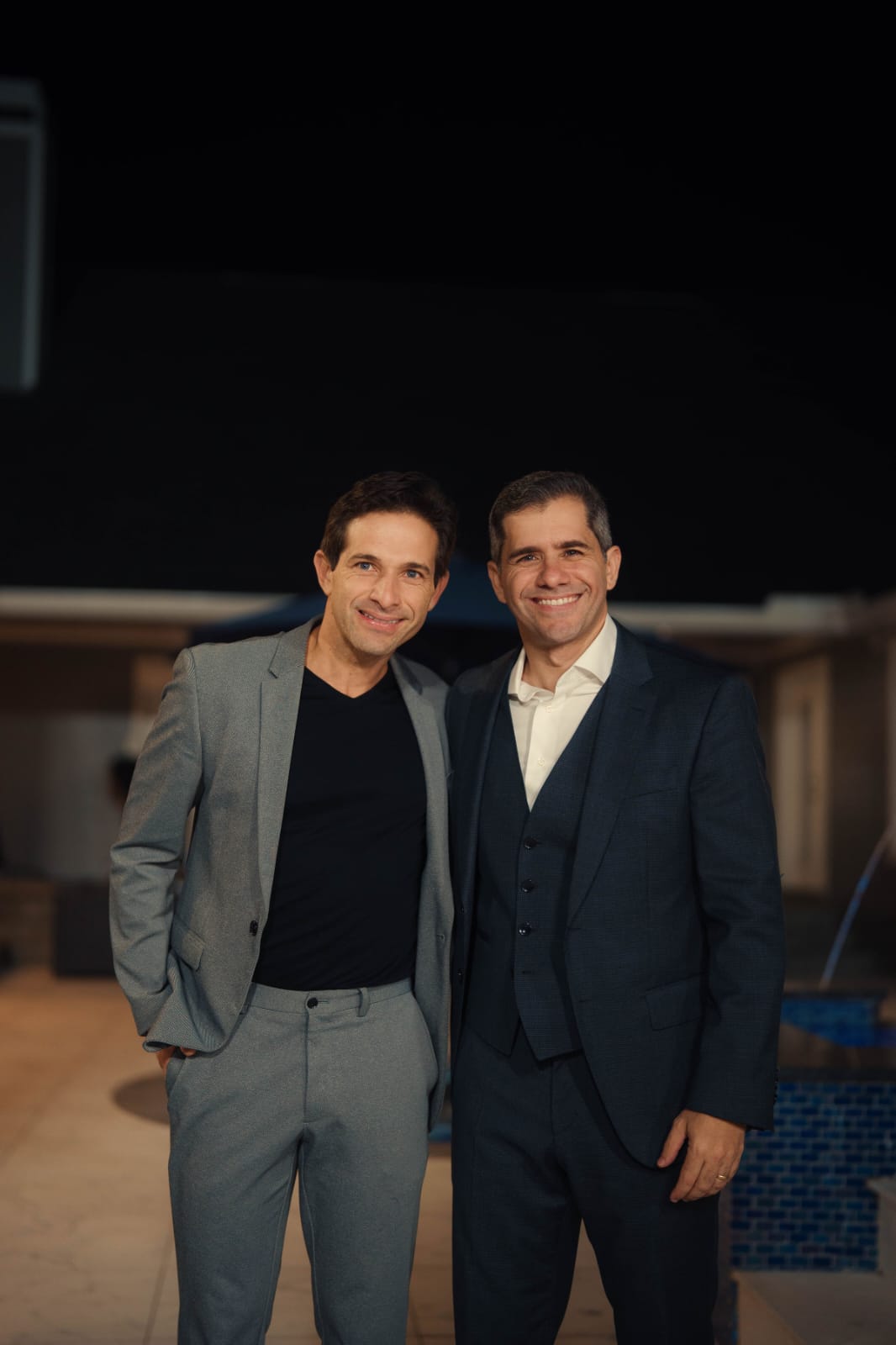 Decisões sem emoção: o maior risco interno dos negócios Empreendedores com 20 anos de experiência nos Estados Unidos, os irmãos André e Raphael Carvalho trazem um alerta transformador para o cenário competitivo de 2026: o maior risco para a continuidade dos negócios não mora no mercado instável, na concorrência feroz ou nas crises econômicas passageiras. Ele habita a mente do próprio líder. Segundo o Sebrae, 23% das empresas fecham em 1 ano e 60% em 5 anos por falhas gerenciais internas, como falta de maturidade emocional (Sebrae, 2025 Panorama MPE). Quantos empresários, em cidades como Brasília ou São Paulo, culpam fatores externos por prejuízos, quando a raiz profunda está na falta de inteligência emocional e na ausência de uma estrutura organizacional sólida? André Carvalho, um dos irmãos, aponta o cerne do problema: a falta de controle emocional e autoconhecimento. "O empresário muitas vezes decide errado porque não sabe gerenciar suas emoções. Nem toda decisão rápida é estratégica. Muita coisa que ele chama de visão é, na verdade, medo de perder, de ficar para trás ou de errar", explica.