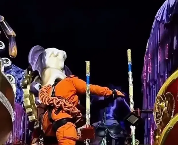 bombeiros resgatam grupo de carro alegórico da salgueiro após desfile no rj