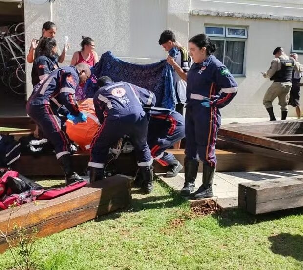criança de 10 anos morre após estrutura de playground desabar em minas gerais