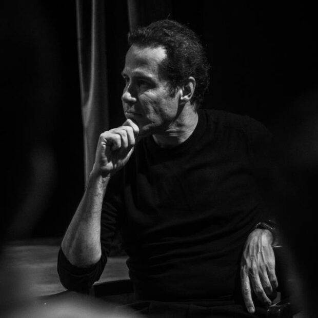 Cenário favorável: Ricardo Nunes Eletro vê juros, dólar e eleições como aliados Selic em queda gradual, dólar em patamar mais baixo e ano eleitoral à vista formam uma combinação rara para o varejo brasileiro em 2026. Se bem lidos, esses vetores podem virar combustível para retomada de vendas, recomposição de margem e reposicionamento competitivo. Se forem ignorados, o setor corre o risco de assistir à recuperação de fora. “É nesse contexto que a leitura de Ricardo Nunes Eletro ganha peso estratégico para quem vive o dia a dia da loja. Fundador da Ricardo Eletro, responsável por uma rede de mais de 1.100 lojas e 45 mil colaboradores, hoje ele preside o Grupo R1, ecossistema de educação empresarial que acompanha de perto mais de 600 empresários no Brasil.”