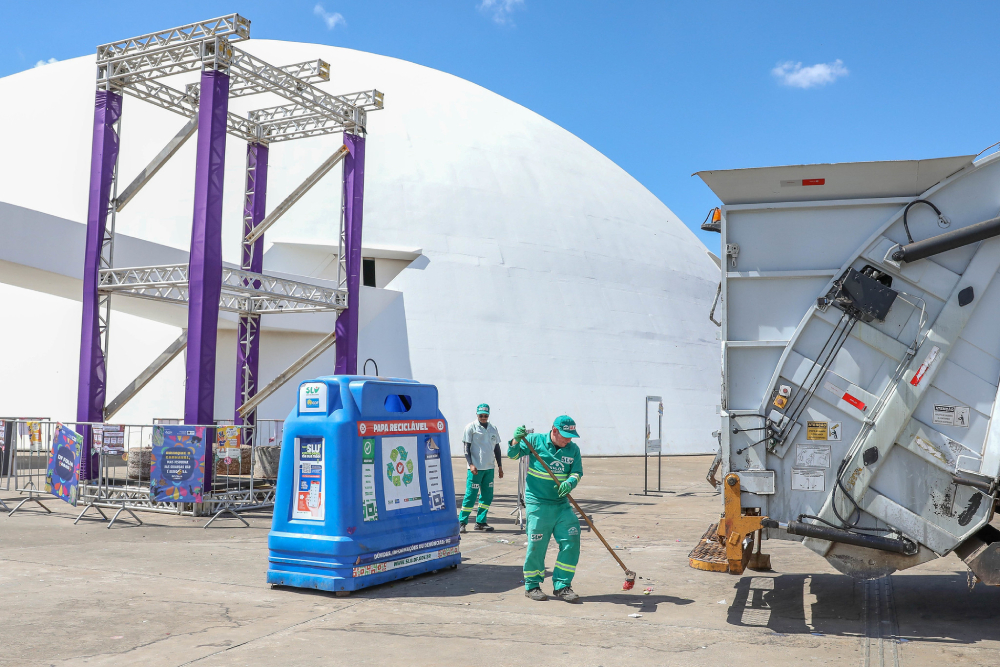 a agilidade do trabalho dos garis garante uma cidade limpa já na quarta feira