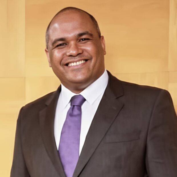 João Costa em entrevista exclusiva à revista norte-americana PR Carnet World Crise da desinformação, IA e imprensa global: como o protagonismo de João Costa reposiciona o jornalismo brasileiro no cenário internacional O Carnaval de 2026 acabou, mas deixa uma lição vibrante: a vida pulsa em conexões reais, e a comunicação precisa ecoar isso. No pós-folia, enquanto o Brasil retoma o ritmo, o mercado de imprensa e RP clama por tendências autênticas. A IA generativa permite personalizar conteúdos, o social commerce acelera vendas conversacionais e os podcasts ganham força, mas o risco de fake news cresce na mesma velocidade. Nesse cenário, comunicação estratégica positiva significa usar tecnologia sem abrir mão de responsabilidade, contexto e ética.