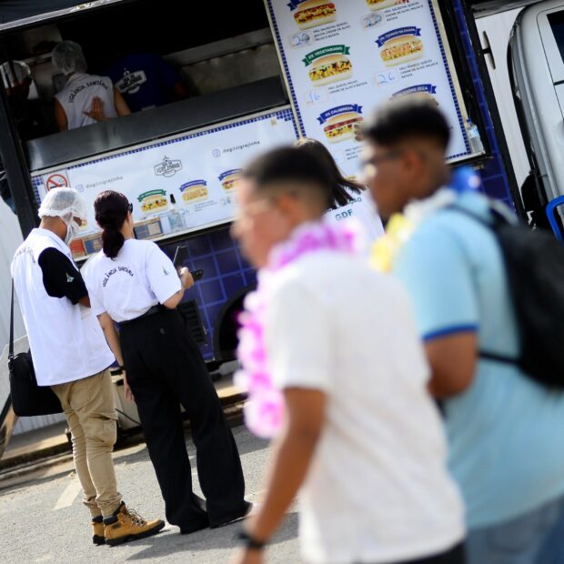 Equipes da Vigilância Sanitária intensificaram fiscalizações em blocos de rua e em eventos realizados em clubes, bares e boates - Foto: Matheus Oliveira/ Agência Saúde DF