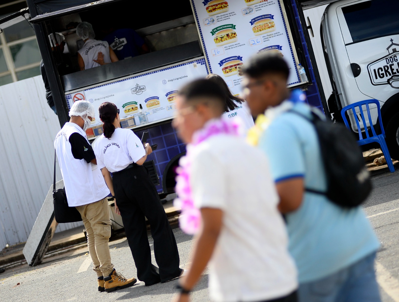 Equipes da Vigilância Sanitária intensificaram fiscalizações em blocos de rua e em eventos realizados em clubes, bares e boates - Foto: Matheus Oliveira/ Agência Saúde DF