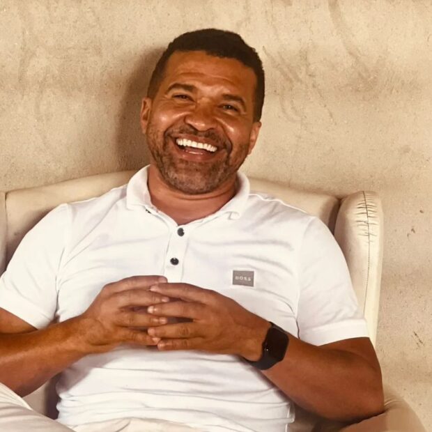 Renan da Mata transforma memórias de infância em testemunho de fé e superação Biografia “Uma Infância Abençoada” emociona leitores com autenticidade, raízes reais e lições universais de gratidão e propósito No Brasil, onde 72% dos leitores preferem histórias reais segundo pesquisa do Nielsen Book Research, e autobiografias espirituais crescem 45% em vendas (Nielsen IBR 2025), Renan da Mata entrega Uma Infância Abençoada: Memórias. Essa obra não segue tendências, lidera com autenticidade, mergulhando nas raízes que forjam caráter em tempos de narrativas superficiais. Aqui está um testemunho que posiciona o autor como referência em fé resiliente e identidade brasileira genuína.