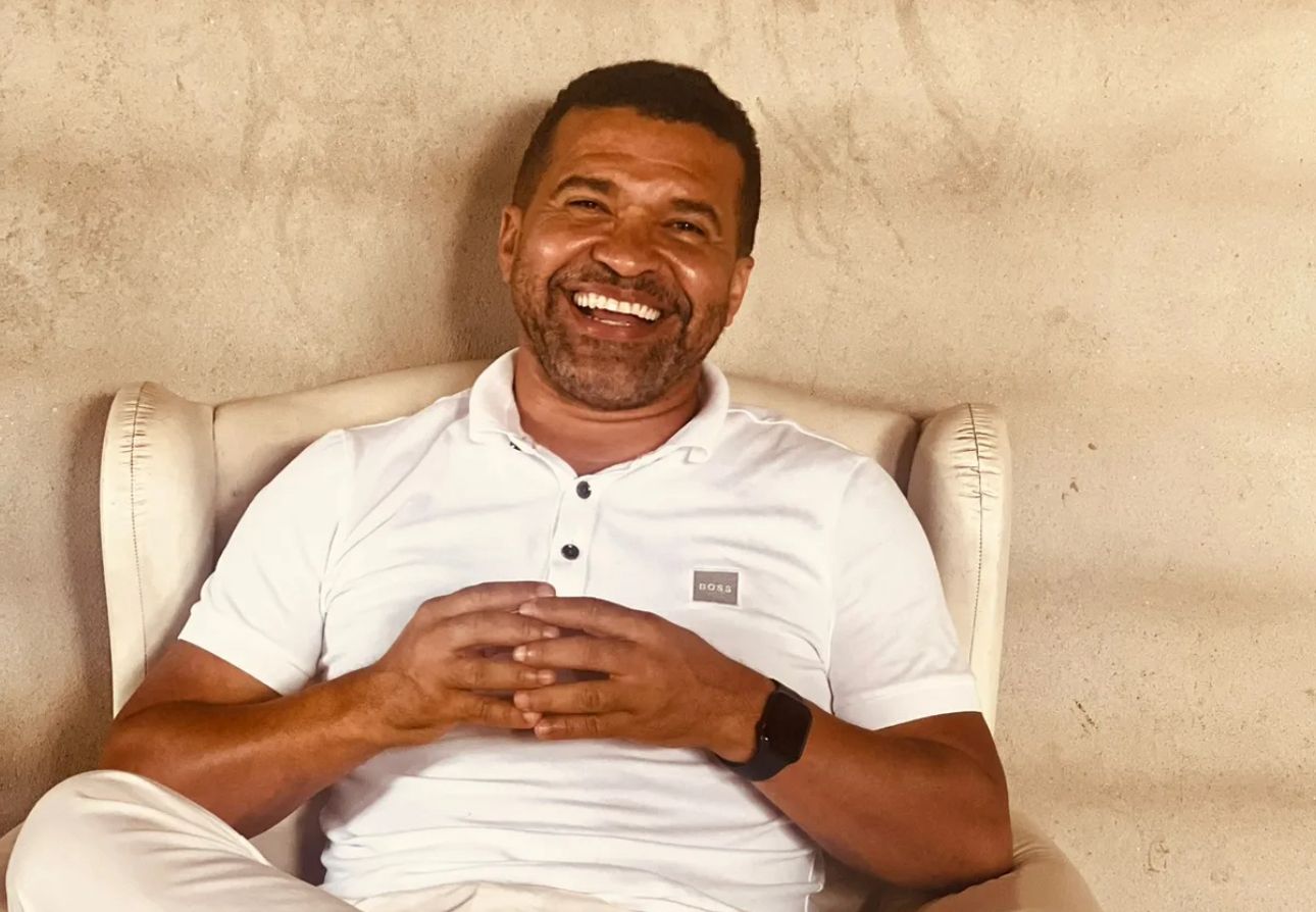 Renan da Mata transforma memórias de infância em testemunho de fé e superação Biografia “Uma Infância Abençoada” emociona leitores com autenticidade, raízes reais e lições universais de gratidão e propósito No Brasil, onde 72% dos leitores preferem histórias reais segundo pesquisa do Nielsen Book Research, e autobiografias espirituais crescem 45% em vendas (Nielsen IBR 2025), Renan da Mata entrega Uma Infância Abençoada: Memórias. Essa obra não segue tendências, lidera com autenticidade, mergulhando nas raízes que forjam caráter em tempos de narrativas superficiais. Aqui está um testemunho que posiciona o autor como referência em fé resiliente e identidade brasileira genuína.