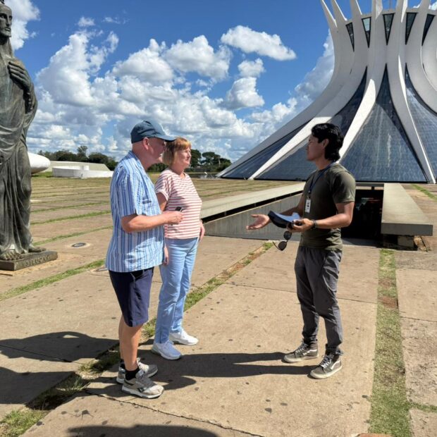 flávio dino guia de turismo e o casal inglês john e sheila pator foto arquivo setur df (1)